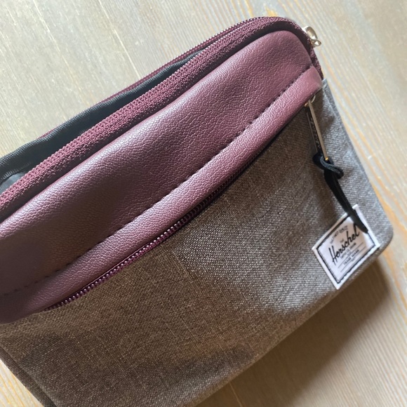 NWOT Herschel Supply Company travel bag - Picture 2 of 7